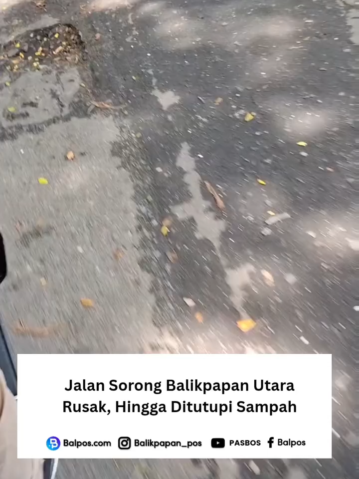 Lubang jalan di Jl. Sorong, Muara Rapak, Balikpapan Utara, memprihatinkan warga setempat. Satu lubang bahkan sampai terisi sampah sebagai tanda dan upaya sementara untuk menghindari kecelakaan. Kondisi ini menimbulkan kekhawatiran bagi pengendara dan, terutama di malam hari. Warga berharap dinas terkait segera melakukan perbaikan agar jalan kembali aman dan nyaman dilalui. Video: Nabiel Text editor: Yudhi Video editor: Nabiel #balikpapan #jalanrusak #muararapak #keamananjalan #perbaikanjalan