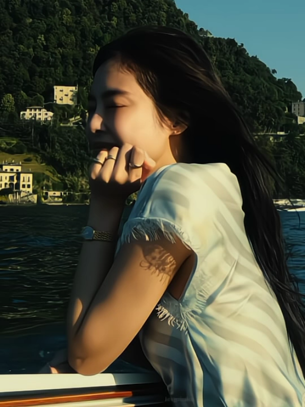 ganito siguro yung vibe ni Jennie kapag nasa UP siya nag-aaral, laging naka tambay sa sunken garden, at always naka-earphones #jennie  caps via ( @/kylerlee ) #jenniekim #blackpink #up #blink #kpop #trending #4u #viral #xybca #foryou #fyp #4upage #fypppp #kpopers  #jennieedit 
