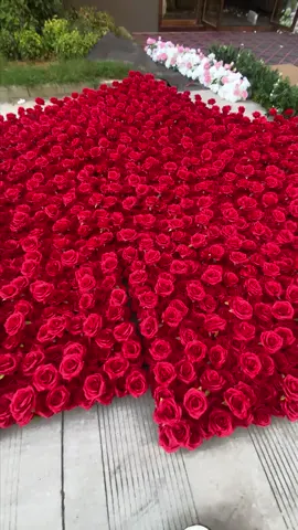 màu đỏ vẫn nổi bật đúng k ac 🥰 #hoaluasukien #hoaluatrangtri #hoaluatieccuoi #conghoacuoi #rapcuoisukien   