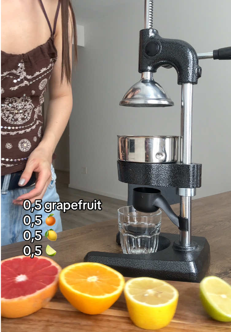 Squeezing citrus 🍊 🍋🍋‍🟩💦 #juice #freshjuice #juicer #KitchenHacks #kitchengadgets 
