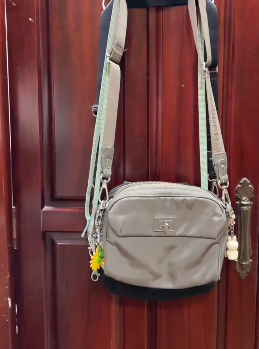 This is so cool, we can use it as a hanger for our bags #everyonehighlightsfollowers #everyoneシ゚ #everyonefollowers #tips #lifehacks 