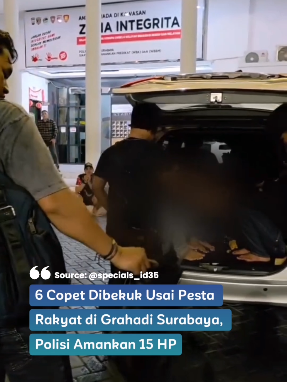 6 Copet Dibekuk Usai Pesta Rakyat di Grahadi Surabaya, Polisi Amankan 15 HP Unit Resmob Polrestabes Surabaya berhasil membekuk enam pelaku copet usai acara Pesta Rakyat di depan Gedung Grahadi Surabaya. Wakasat Reskrim Polrestabes Surabaya, Kompol Rahmad Aji Prabowo, menjelaskan bahwa para pelaku merupakan satu komplotan yang mayoritas berasal dari Malang. Dari hasil penangkapan, polisi mengamankan sebanyak 15 unit handphone hasil curian. Warga yang merasa kehilangan dapat mengecek barang bukti yang telah diamankan di Unit Resmob Satreskrim Polrestabes Surabaya. Proses pengambilan barang bukti handphone tidak dipungut biaya alias gratis. #radarsurabaya #jawapos #viral #surabaya #fyp 