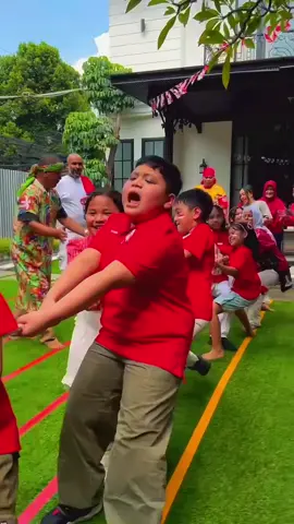Semarak 17 Agustus, Zulhas Didampingi Istri Ikut Mengawal Lomba di Sekitar Rumah. Baginya, momen ini bukan sekadar tradisi, melainkan ruang bagi anak-anak untuk kembali menemukan dunianya. Ceria, sportif, dan jauh dari layar gadget. #zulkiflihasan #bantupanganbanturakyat #kemerdekaanindonesia 