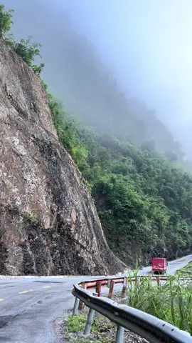 Hà Giang - nơi đá núi vẽ hình trên nền trời, nơi những mùa hoa nối nhau tô thắm cho đại ngàn hùng vĩ. #hagiang 