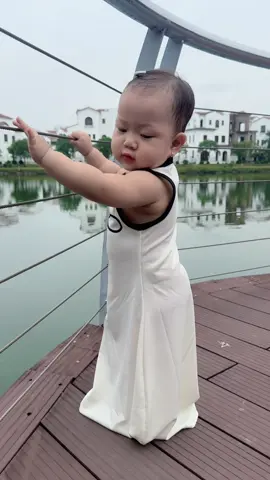 Bà zà mua cho qả váy mặc tới lúc lấy chồng vẫn vừa quá 🤣