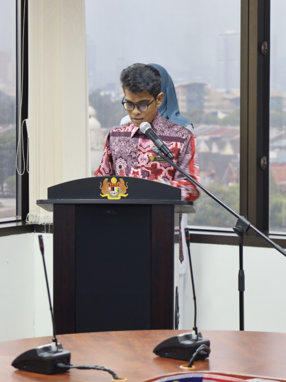 📢 PROGRAM LIBAT URUS BERSAMA ORANG KOMPETEN (SYARIKAT) KREN MENARA DAN PENGANGKAT PENUMPANG (PASSENGER HOIST) 📢 Seksyen Analisis dan Proses JKKP Selangor dengan sukacitanya menganjurkan Program Libat Urus bersama Orang Kompeten (Syarikat) Kren Menara & Pengangkat Penumpang (Passenger Hoist). Program telah dirasmikan oleh Pengarah JKKP Selangor, Ybrs. Ir. Ahmad Jailani bin Mansor. 📅 Tarikh: 21 Ogos 2025 📍 Tempat: Bilik Mesyuarat Utama JKKP Selangor 🎯 Tujuan Program ✅ Memberi pendedahan kepada Orang Kompeten (Syarikat) berkaitan Peraturan Loji Yang Menghendaki Perakuan Kelayakan 2024 termasuk Prosedur Permit to Install (PTI) & pemeriksaan pemulaan (PEMULA). ✅ Mengenalpasti isu serta cabaran industri bagi memperkukuh proses keselamatan pemasangan dan pengoperasian kren menara & pengangkat penumpang. 🔒 Peraturan Keselamatan dan Kesihatan Pekerjaan (Loji Yang Menghendaki Perakuan Kelayakan) 2024 telah dikuatkuasakan pada 1 Jun 2024 sebagai sebahagian daripada usaha kerajaan untuk memperkukuhkan sistem pengurusan risiko industri, khususnya dalam mengawal selia operasi loji bertekanan tinggi, mesin angkat, dan kelengkapan berbahaya lain. 💡 Komitmen kita bersama adalah memastikan keselamatan & kesihatan pekerjaan sentiasa diutamakan demi kesejahteraan semua pihak. #JKKPSelangor #OSH #pengangkatpenumpang #PassengerHoist  #KrenMenara    