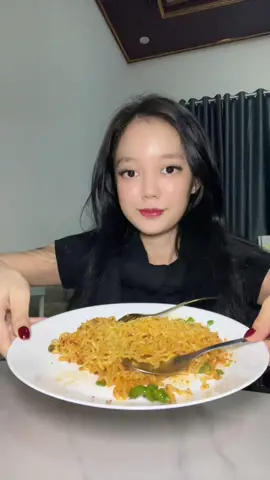 haii kk kk makaciii ya ud support ak trus💕💕 n makasi jg yg ud hujat ak krn emg fakta  gpp kok ak ga baperan 😘  makan indomie rasa ayam geprek kok porsinya mayan banyak yaaa ini  endut dehh ga pake telur soalnya ud mam telur 7 🙂  #indomie #indomiegoreng #fyp #asmr #mukbang 