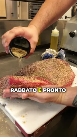 Come prepariamo il nostro Brisket? Lo facciamo con amore: riposa tutta la notte e poi cuoce lentamente per 24 ore. E dopo? Lo tagliamo, lo impiantiamo ed è pronto per essere gustato da voi. Vieni a provarlo, non te ne pentirai. 📍 Macello Pubblico – Isola della Scala (VR) 📞 350 572 3641 🌐 www.macellopubblico.it #macellopubblico #brisketrabbato #slowcooked #isoladellascala #veronafood #meatlover #foodporn