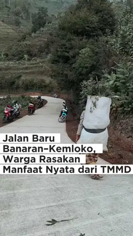 🚶‍♂️🚜 Dulu becek, sekarang mulus! Jalan beton sepanjang 800 meter hasil TMMD Reguler ke-125 kini benar-benar dirasakan manfaatnya oleh warga Desa Banaran dan Kemloko. Dulu akses antar desa sempit dan sulit dilalui saat hujan, kini warga bisa lebih mudah beraktivitas, mulai dari mengangkut hasil pertanian hingga menghadiri acara keluarga. 🌾✨ 💬 “Sekarang kalau Hari Raya lewat sini pasti lebih meriah, jalannya sudah bagus,” ujar Mbah Sunardi, warga setempat. Inilah bukti nyata bahwa pembangunan desa bukan hanya soal infrastruktur, tapi juga tentang mempermudah hidup masyarakat dan menggerakkan ekonomi. 💪 👉 Bagikan cerita ini agar semakin banyak yang percaya, pembangunan dari desa bisa membawa perubahan besar! #TMMD2025  #JalanDesaMaju  #PembangunanTemanggung  #ManfaatUntukWarga  #DesaBerkembang