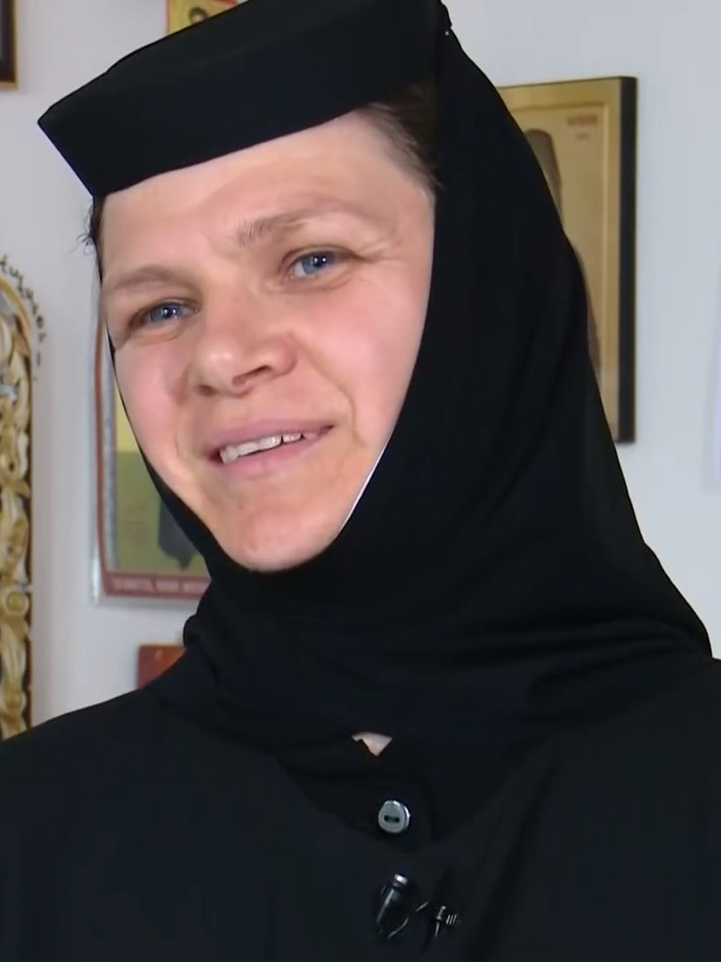 „Dumnezeu ne poartă de grijă fără ca noi să cerem, iar frumusețea este să observi asta!” Maica Ioana Profir, de la Mănăstirea Zamfir, este absolventă de medicină și povestește cum a ajuns să aleagă viața călugărească. La începutul rezidențiatului a simțit că inima o îndeamnă să meargă la mănăstire, însă duhovnicul i-a dat atunci altă ascultare. „Oamenii cred că noi alegem mănăstirea pentru că am eșuat în viață, dar nu este așa!” ▶Urmăriți aici ediția integrală: https://www.youtube.com/watch?v=kCDQCQqrWHE #calugarie #monahie #credinta #rugaciune #manastire #SecventeTrinitas #TRINITASTV