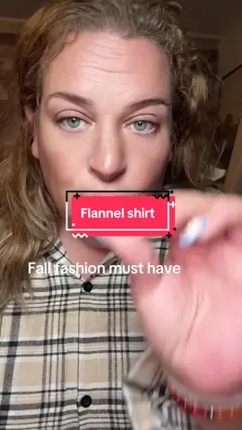 Give me all the flannel shirts!!!! This lightweight flannel is a must have! #plussizefashion #plussize #plussizeflannel #flannel #flannelseason el
