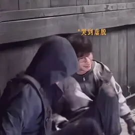 Hiên Hiên lúc này vẫn chưa thoát được vai nên Lạc Lạc đã nhẹ nhàng vỗ vỗ để Hiên ổn định lại tinh thần nèe , soft quá đi tr oiiii 🥺 #tuchanhien #xuzhenxuan徐振轩  #truongkhanglac #zhangkangle张康乐  #blueryyy🫐