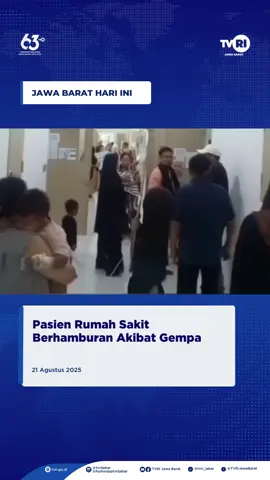 Karawang - Gempa bumi bermagnitudo 4,9 dengan kedalaman sepuluh kilometer yang berpusat di Kabupaten Bekasi, Jawa Barat, pada Rabu (21/8) malam terasa hingga Kabupaten Karawang. Dampak gempa tidak hanya merusak tiga rumah warga, tetapi juga membuat pasien di sebuah rumah sakit panik dan berhamburan keluar ruangan. Rekaman video amatir yang direkam warga memperlihatkan detik-detik gempa terjadi. Pusat gempa yang berada di kedalaman sepuluh kilometer di Kabupaten Bekasi terasa kuat hingga Karawang. Dalam rekaman video, tampak sejumlah pasien dan keluarga di Rumah Sakit Permata Keluarga Karawang panik dan berlarian keluar gedung untuk menyelamatkan diri. Mereka khawatir bangunan rumah sakit ambruk akibat guncangan. Meski sempat terjadi getaran cukup kuat, pihak rumah sakit memastikan tidak ada kerusakan bangunan maupun korban jiwa dalam peristiwa tersebut. “Pasien langsung dievakuasi demi keamanan. Alhamdulillah, sampai saat ini tidak ada kerusakan gedung,” ujar Zaidan, pegawai rumah sakit, Rabu malam (21/8). Hingga pukul 22.00 WIB, getaran gempa susulan masih terasa sebanyak dua kali. [Sumber: Toni Triyadi] #TVRIJawaBarat #BeritaHariIni #BeritaKarawang #SeputarKarawang #SeputarJawaBarat