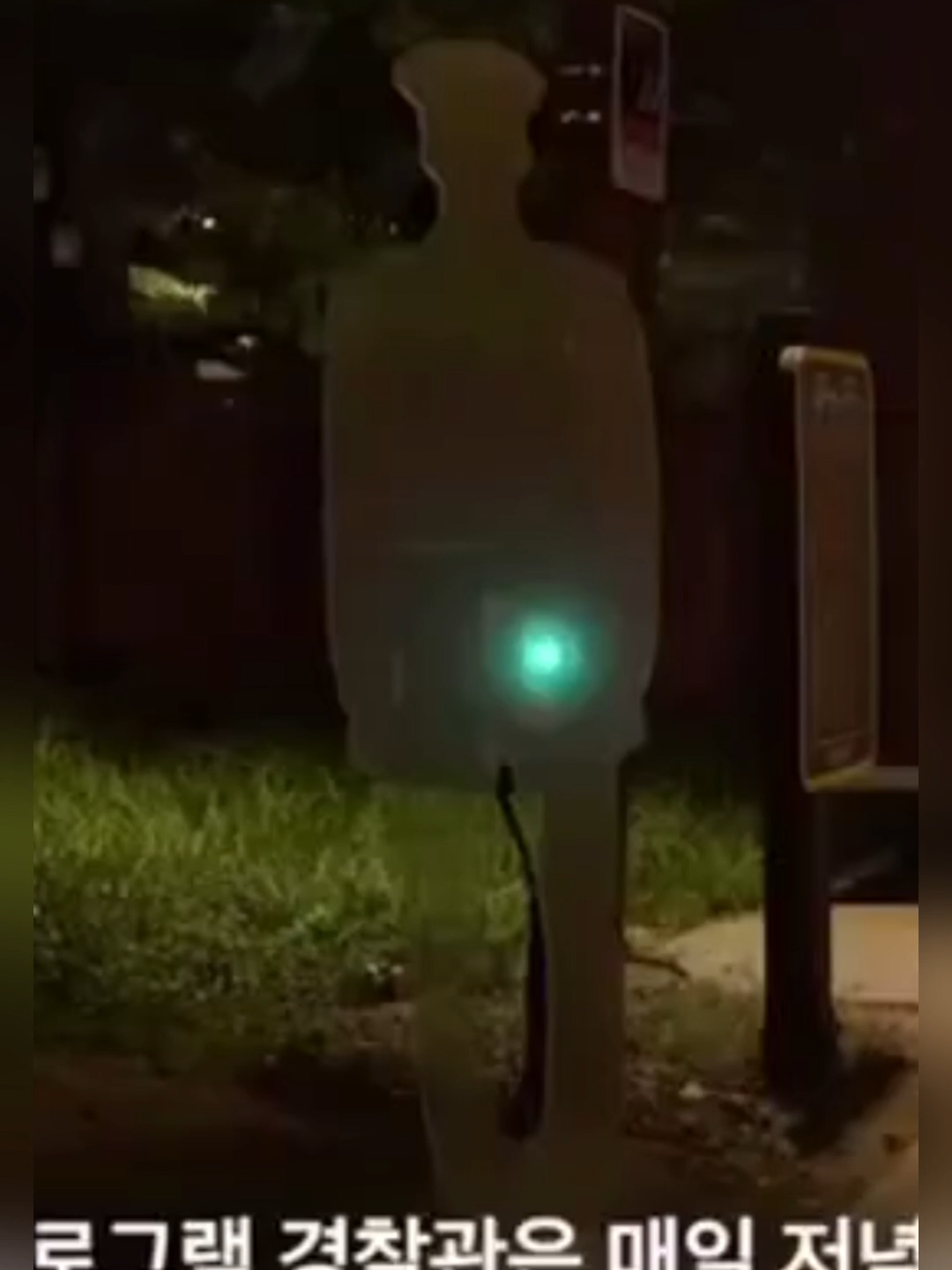 A life-size, 3D hologram police officer has been installed to enhance public safety in Jeo-dong 3 Park, Seoul. Operating automatically from 7 pm to 10 pm daily, the hologram repeatedly reminds visitors that CCTV monitors the area and that the police are ready to respond to emergencies in real time. According to Seoul Jungbu Police Station, crime in the park's surrounding area dropped by around 22 per cent following its installation on August 15. #koreanews #seoul #seoulkorea #hologram #hologrampolice #policeofficer #jeodongpark #jeodong #cctvmonitoring #publicsafety #seouljungbu #jungbu #policestation
