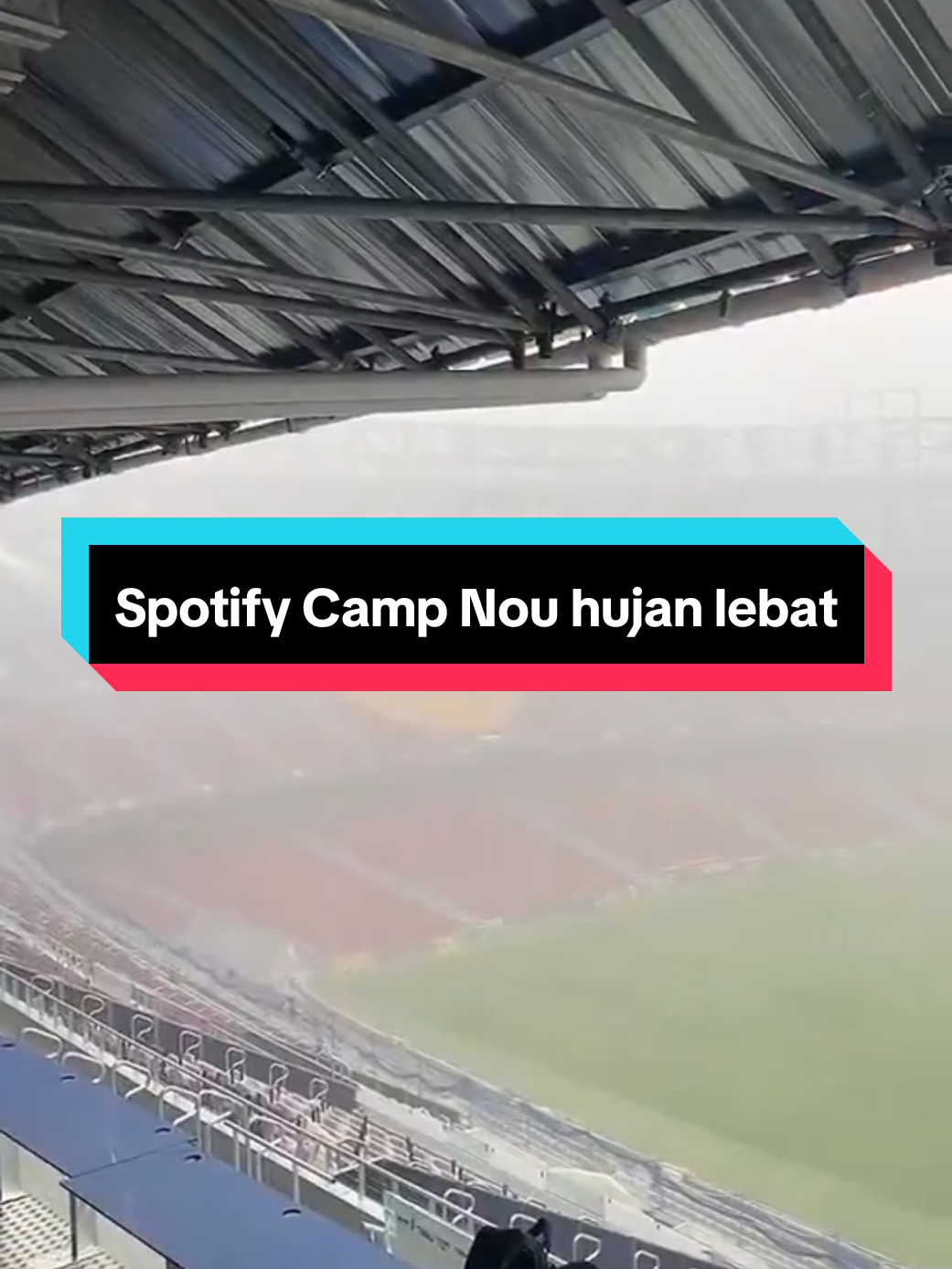 Hujan lebat hingga sebagian air masuk kedalam area stadion #spotifycampnou #campnou #fcbarcelona #viscabarca #viscacatalunya 
