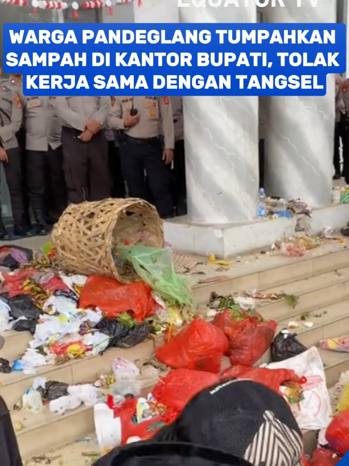 Pada Rabu, 20 Agustus 2025, ratusan warga dari Desa Bangkonol, Tegalongok, dan Kelurahan Kabayan melakukan aksi protes dengan menumpahkan satu truk sampah di depan Kantor Bupati Pandeglang. Aksi ini sebagai bentuk penolakan terhadap rencana kerja sama pengiriman sampah dari Tangerang Selatan ke TPA Bangkonol. Warga menilai TPA belum layak karena masih memakai sistem open dumping yang menimbulkan bau, pencemaran, dan ancaman penyakit. Pemerintah menegaskan, sampah dari Tangsel belum masuk karena menunggu penyelesaian AMDAL dan pembangunan sanitary landfill. Namun, warga tetap mendesak kerja sama itu dibatalkan dan pengelolaan sampah segera dibenahi.(AD)