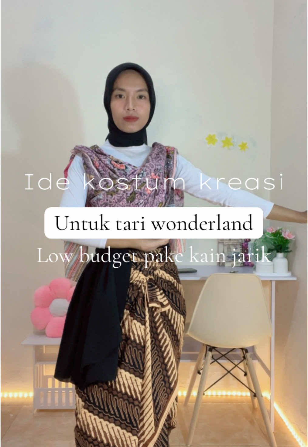 Ide kostum kreasi untuk tari wonderland low budget pake kain jarik, note: untuk gendongan bayi yg dibagikan dada bisa di ganti dengan selendang agar lebih tipis tebih jatuh dan gak terlalu menumpuk ✨ #tutorialstyle #kainjarik #styling #kostumtarikreasi #kainbatik #kostumtari #wonderland #tariwonderlandindonesia 