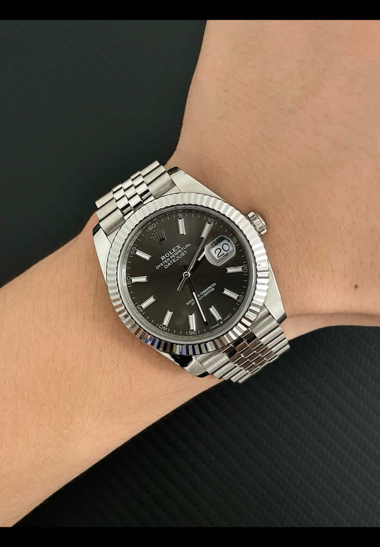Rolex 126334 Log pengeboran kelabu 🤩🤩 Profil rendah dengan keseimbangan akhir mewah kelabu premium 🖤🖤 Jam berlian + keluli Oyster - tabrakan yang lembut dan keras, perjalanan kerja tidak mewah, makan malam tarikh tidak kalah! Tatu segitiga klasik jenis log, tidak pernah ketinggalan zaman, lima tahun dan sepuluh tahun selepas melihat masih klasik untuk gemetar! #Rolexgreyjournal #rolexdj #rolex41mm #menswristwatch #rolexdatejust 
