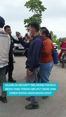 Sejumlah Jurnalis media dihalang-halangi oleh security PT Genesis di Jawilan, Kabupaten Serang, pekerja media mendapatkan ancaman dan intimidasi berupa penganiayaan. Jurnalis Rifki dari media @tribunbanten dianiaya oleh sejumlah oknum Ormas, selain Jurnalis, staff Humas Kementerian Lingkungan hidup juga mengalami pengeroyokan oleh oknum Ormas. #penganiayaan #jurnalis #media #birosctvbanten 