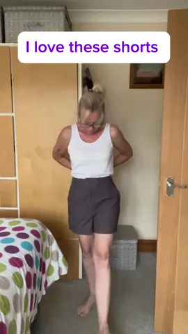 Beautiful ladies shorts I love them The fitted cut enhances your natural shape, offering a tailored look that pairs beautifully with various tops.#shorts #fashiontiktok #Summer#tiktokshop 