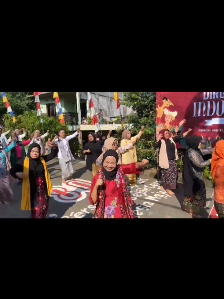 Membalas @arimbidyahs Persembahan Flashmob Ibu Ibu dan Pemudi Kp. Cibogo Udiklat dalam rangkaian pembuka acara HUT RI ke 80 🇮🇩✨️ finally kita dance lagu teh yura @yura.yunita 💃🏽@Yura Yunita  dance by @res.tuwagapat @acipaaaa_  #semarakhutri80 #panitia17agustus 