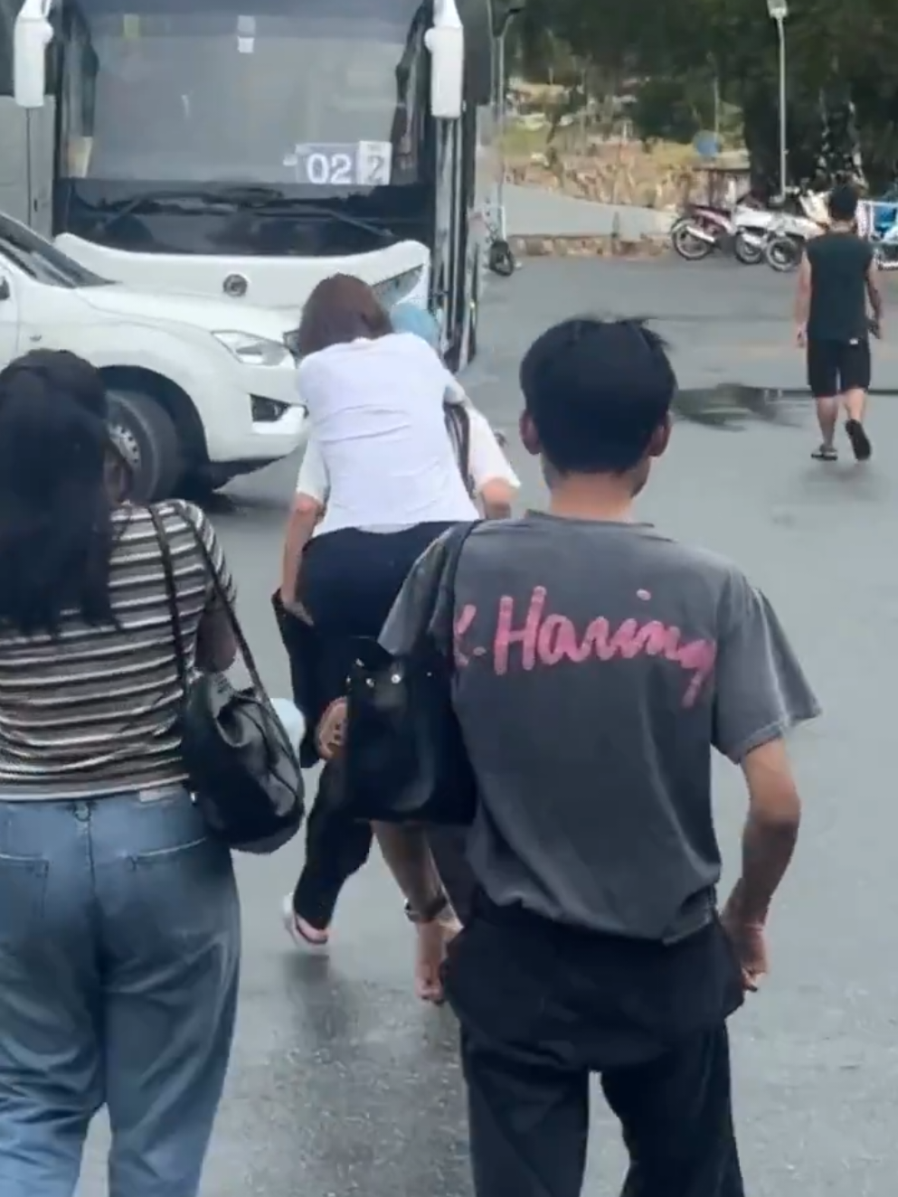 Bonnie carrying Emi so her shoes doesn't get wet 🥰🤭 #emibonnie #thaigl #glseries #emiamily #beonnnie 