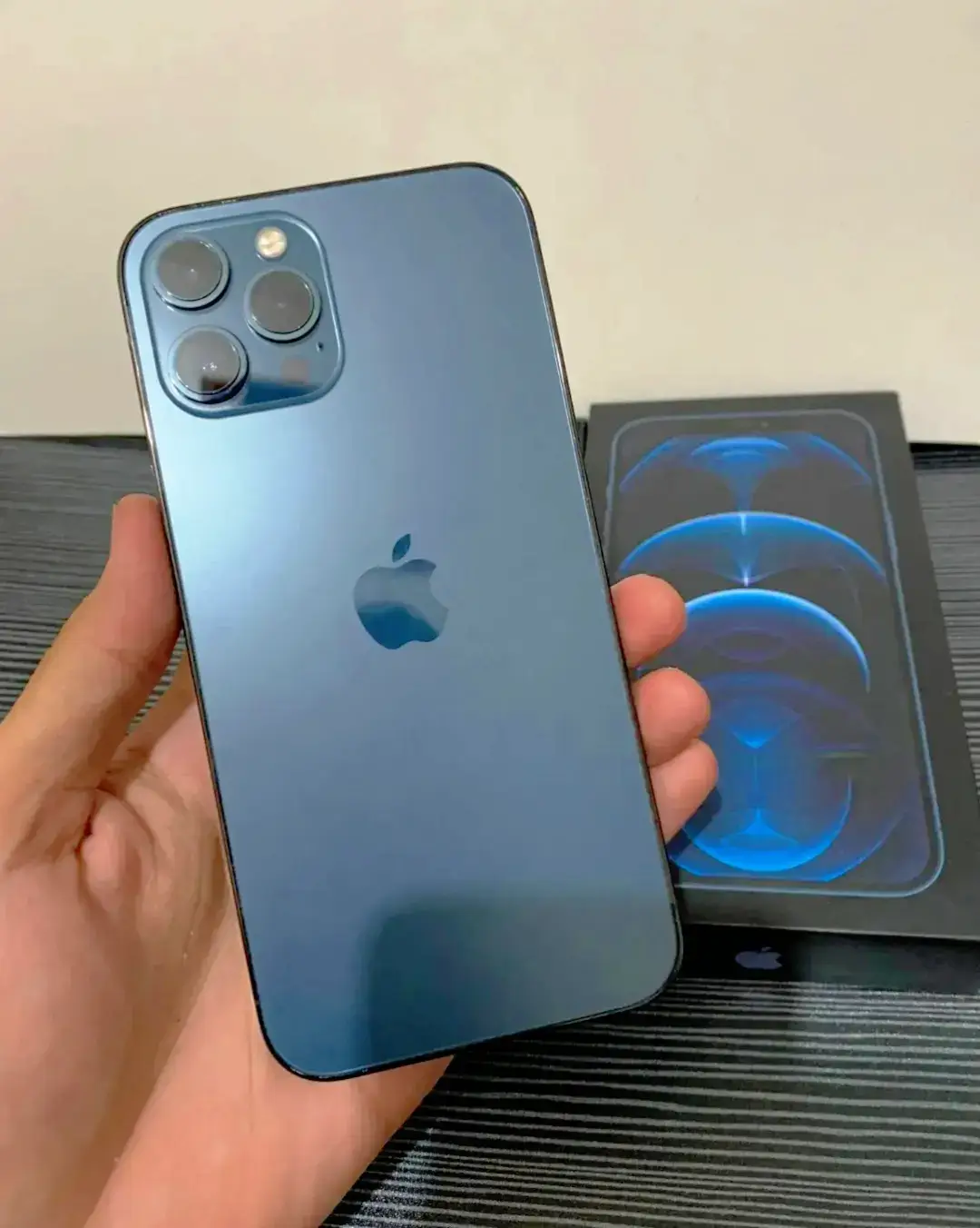🔥🍏 iPhone 12 Pro Max … قوة الأداء وأناقة التصميم في جهاز واحد! 📱 شاشة Super Retina XDR OLED بحجم 6.7 إنش بدقة عالية وألوان واقعية. ⚡ معالج A14 Bionic الأقوى في وقته، يضمن لك سرعة وانسيابية في كل استخدام. 📸 نظام كاميرات احترافي ثلاثي: عدسة رئيسية 12MP مع تثبيت بصري OIS. عدسة تليفوتو 12MP (تقريب بصري ×2.5). عدسة واسعة 12MP مع مجال رؤية أوسع. مستشعر LiDAR لتجربة تصوير ليلية مذهلة وعمق أدق في الصور. 🎥 تصوير فيديو بدقة 4K HDR مع Dolby Vision سينمائي. 🔋 بطارية قوية مع دعم شحن سريع 20W وشحن لاسلكي MagSafe 15W. 💎 تصميم فخم بزجاج سيراميك شيلد وإطار ستانلس ستيل مقاوم للماء والغبار IP68. 📡 دعم كامل لشبكات 5G وتجربة أسرع في الإنترنت. #ارخص_اسعار_في_السودان  #iphone  #iphone12 #تخفيضات #ايفون 