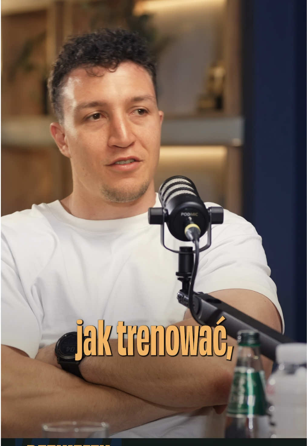 Zdarzyło Ci się być ocenianym przez kogoś na siłowni?  W szczerej rozmowie @ajthepolishamerican dzieli się swoimi rutynami, strategiami treningowymi i filozofią życia. To odcinek o dyscyplinie, konsekwencji i tym, jak naprawdę wygląda jego codzienność. Słuchaj “Rezultatów” na YouTube, Spotify i Apple Podcasts 🧡 #silownia #trening #opinie #podcast 
