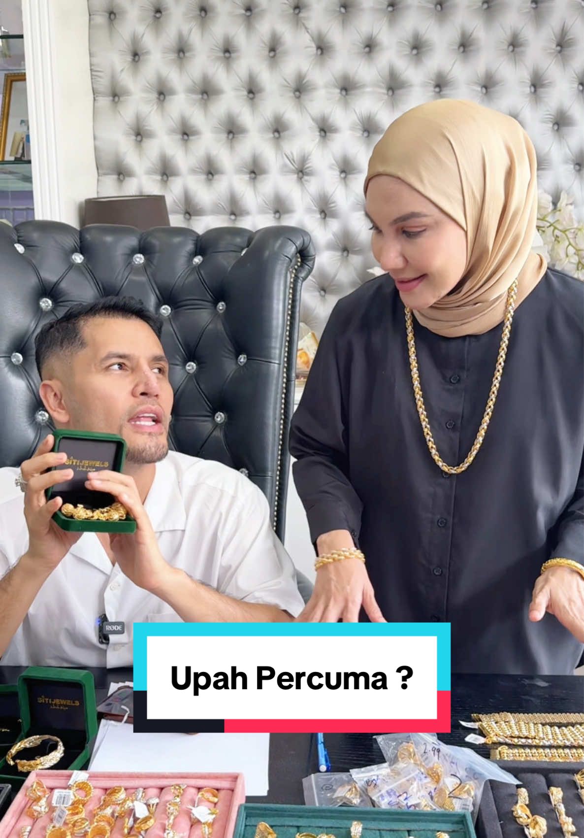 Bayang kan korang beli emas di @SITI JEWELS MALAYSIA dapat upah percuma tau. Memang tawaran yang tak masuk dek akal. Pelbagai koleksi yang cantik cantik dan yang paling best harga Siti Jewels ni sangat la rendah. So yang berhajat nak beli barang kemas jangan tunggu lagi dapatkan hanya di Siti Jewels