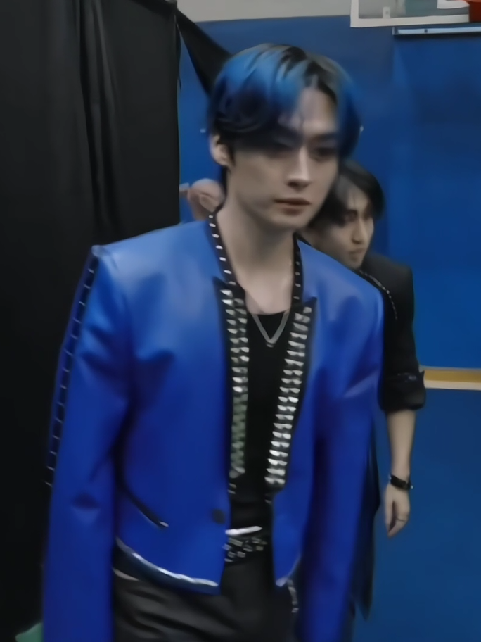 my glorious king leeknow with his new hair color #leeknow #straykids #skz 