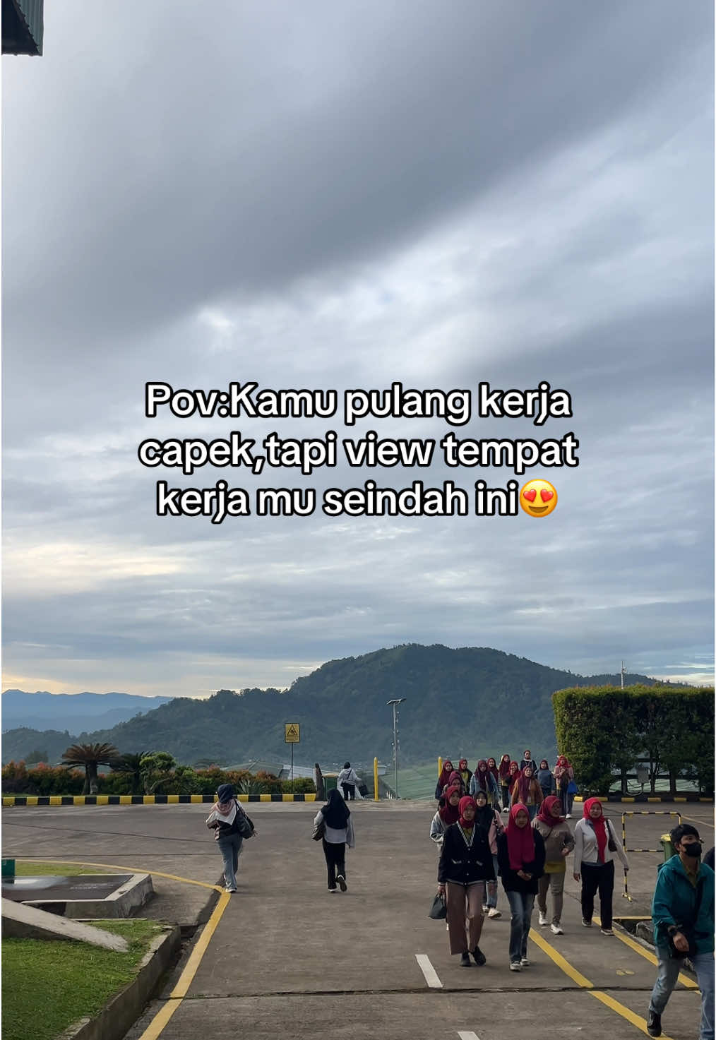 Kerja disini tiap hari serasa muncak🤣karena di bawah gunung gede keliatan banget,ditambah hawa sejuk dan kabut #ptpratamaabadiindustrijx #buruhpabrik #anakpabrik #fypp #creatorsearchinsights 