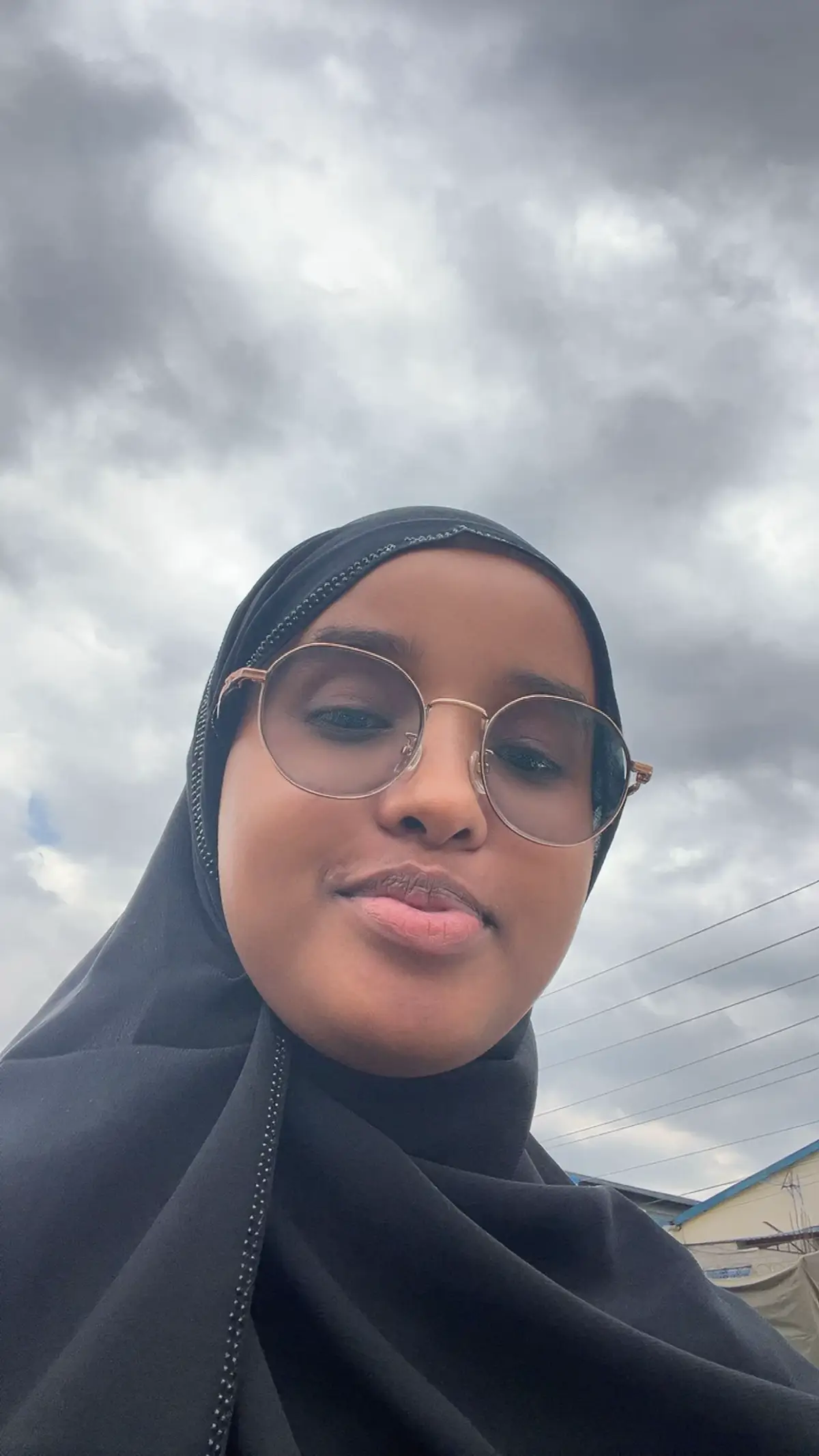 Princess baa Ilaahay kaa dhigay, nolosha qaybta buuqaa maahane wallaahi qayb kale oo qurux badan bay leedahay, side ku tagaysaa mataqanaa? Iska indho tir waxyaabaha laabkaca leh: hadalada dadka aan maska ahaan korin ka sibiqda, hadalada aan iyago la shaandhayn lagu yidhaaho hadalada walalahaa iyo ehelkaaga kuwa qofkaad jeceshahay ka sibiqda, kuwa qof aadan aqoon ku dhaho, iyo khaladaadka yar yar. Khaladaadka yaryad oo la iska indho tiro nabad ay leedahay Hadii la ogaan lahaa qof dhihi lahaa xanaaq ba dareemayaa ma jiri lahayn  Tan kale ha raadin wax aadan ogayn. Qof kastaba intuu kuu sheego dhagayso, intu ku waydiinayana uga jawaab. Energy-ga aad xasarada iyo xanta ku bixin lahayd ku bixi wax akhris, ku bixi barashada wax cusub, ku bixi naftaada sidii inaad kaligaa meel cagaaran oo hawo nadiif ah leh tagto, ku bixi inaad socoto adigoo dhagaysanaya podcast, ku bixi hagaajinta timahaaga iyo qurxinta korkaga, ku bixi nadiifinta maryahaaga, xitaa hadii ay labo shay yihiin nadiifso. Feeraysna  iga ilaali maro cad cad leh dooro dharka ugu quruxda badan ee aad kuso baxayso naftada ku qanacsanow isku faraxsanow gudaha iska sii daa is cafi hadii khaladaad kaa dhaceen adigo yar ama intad manta tahay ka garaad yaraa ha isku canaanan wakhti isasii ma jiro qof aan khaldamin wa qayb koriinshaha kamida in khaladaad badani kaa dhoco hakusii dhaganaan kuwa soo socda usii gaashaamo ha qaadan go’aan dagdag ah naftada wakhti sii Kala dooro wixii kuu fiican iyo waxa xun kori wacyigaaga  Mida kale qaaliyeey, iga ilaali qabiilka. Ma jirto dulinimo ka weyn inaad qabiil meel lasoo istaagto, ma jirto ayaandaro ka weyn inaad qof aadan aqoon caydo qabiil dartiis. Adigu gabadh ba tahay, hooyo baad tahay. . Waxaa la dheheen: “Naagi dhaxdin mahane dhalasho maleh” isla iyagaa markay dhexdooda is qabsadaan hantida ugu badan ee halka ku burburta wa hooyo iyo naag somaliyeed dahab iyo hantideeda waa isla iyada mida wiilkeeda walaalkeed adeerkeed ninkeeda abeheed ku nimanayo ma is waydiisay danta kugu jidha qabiil  Maanta hadii nin ku dilo, ilahay kuguma keenee. Aabahaa iyo walaalkaa cid kuu aaraysa oo ninkaas nafta naafinaya ma jiro. Halka walaalkaa hadii la dilo, iska daa kii dilay in la dilo’e, waxaa dhici karta in dulmi loo bareero oo maskiinkii reer hebel ahaa dartiis loo dilo. Xitaa ninka u aaraya mararka qaar la ma dhalan, reer nimada uun bay wadaagaan . Adiguna inta shilin lagu dhaafsado ayaa lagaa sii soconayaa. Sidee damiirkaagu kuu siiyay marka inaad inta meel soo istaagto gabadh kale u caydo nin “ila reeray” cayday, xitaa kan kula dhashay maahan? Yaah! Qaran baad tahay abayo, qabiil waka wayn tahay. Iyagu marna ha ku qadeeyaan, marna qabri ha kuu galeen. Ka madax bannaanow waxaas adigu Mida kale, ha aqbalin in gabadh kula mida nin agtaada ku caayo adiguna caadi Aad u aragto. Agtada yaan lagu caayin naag kula mid ah. Midda kale, ogow qofkii maanta ku dhiirada inuu hortada qof aan meesha joogin ku caayo ama wax uga sheego, hubanti la’aan waa qof adigana markaad dhaqaaqdo ku caayaya. Qof maqan wax haka sheegin, qof maqanna hortada yaan wax looga sheegin, xitaa hadii aad neceb tahay. In kastoo anigu nacaybka laftiisa kasoo hor jeedo, haddana ma qabo in cid la naco. Laakiin in qof la jaro sababo jira awgood waan qabaa. Nacaybna waa wax culus, culayskaasna inaanad qaadin ayaan kuu rajaynayaa. Kii aad isku dan iyo isku jid noqotaan wada socda, kii jidka safarku idinka kala reebana iska dhaaf. Mida kale, ahow qof leh ujeedo cad. Ha suuroon ilmo ma tihid. Maya-daadu maya ha noqoto, haa-daaduna haa ha noqoto. Ha ka xishoon waxa aad u baahantahay ama taabanayso, ka hadal wixii ku dhibaya. Dadka nabad iyo akhlaaq kula jooga. Qof aan akhlaaq iyo nabad lahaynna  jar. War ma dhammaanayee, nabad ahaada kuwaan isku muuqa iyo maqaamka ahaynoow. #foryou #somalitiktok #peaceful 