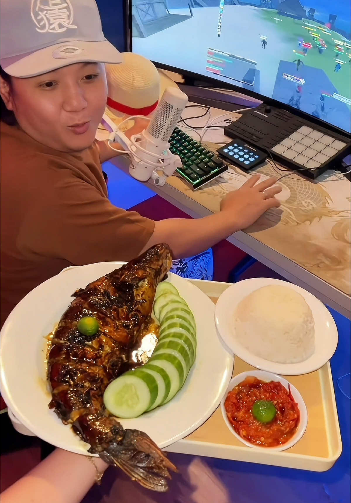 resep ikan patin bakar :    bahan utama :  	•	1 ekor ikan patin  	•	2 sdm air jeruk nipis 	•	1 sdt garam marinasi selama 10 menit  Bumbu Halus: 	•	5 siung bawang putih 	•	5 butir kemiri sangrai 	•	1 ruas kunyit (bakar sebentar) 	•	1 ruas jahe 	•	1 ruas lengkuas • garam • ⁠kaldu jamur  • ⁠kecap  • ⁠saos tomat • ⁠minyak ulek sampai bumbu nya halus laku balurin ke ikan marinasi lagi selama 15 menit. Resep sambal :  • Cabe keriting  • bawang putih  • bawang merah • terasi bakar  • tomat • cabe rawit • Terasi bakar  goreng semua bahan ini lalu di ulek baru deh tambahin garem, kaldu jamur , gula , sedikit air . kalo udh selesai marinasi tinggal di bakar aja di pan . trs olesi dengan kecap , bakar sampai matang , jangan sering di bolak balik ya biar ikannya gaancur JADI💃 ini enak bgt 😍☺️ 