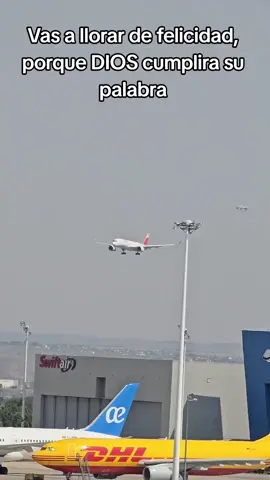 Asombroso Aterrizaje del Airbus A350 en Madrid ¡No te pierdas este impresionante aterrizaje del Airbus A350 que llega desde Los Ángeles a Barajas! Un momento que los apasionados de la aviación no querrán perderse. #Aviación #Aterrizaje #AirbusA350 #Madrid #barajas 