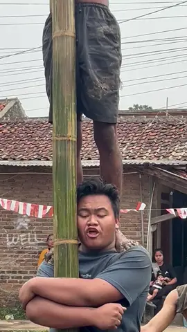 Kalem mang da di handap mah eweuh nu ngenah🤣🤣🤣🙏🏻  #17agustus #lomba17agustus2025 #panjatpinang #karnaval #ngakak #panjatpinangcore #core #lomba #adatsunda #merdeka #kdm #kangdedymulyadi #cicalengka #rancaekek #viralvideo #viral #fyppppppppppppppppppppppp #lombaseru #ketawahabis #tahantawa #konyol #fypage #tren #xyzbca #arakarakan #bandung #infolomba17agustus 