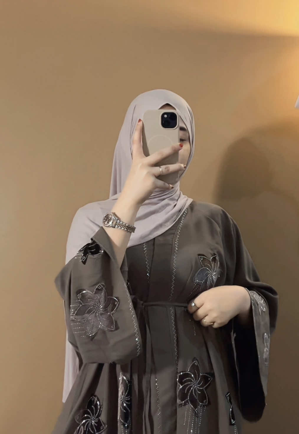 Gk ngikutin standar apapun gk juga kejar”an sama trend, cuman pengen jadi prempuan sederhana sibuk kerja dan ibadah belajar ngatur emosi, ngerawat diri keluarga sehat rezeki lancarr AMINNN. Walaupun jajanku makin banyak  ya Allah hihi🥹 selebihnya lailahaillallah sambil nangis dikit gk papa kan, janji abis itu tarik nafas panjng dan nyobak tenang kok🥹💗
