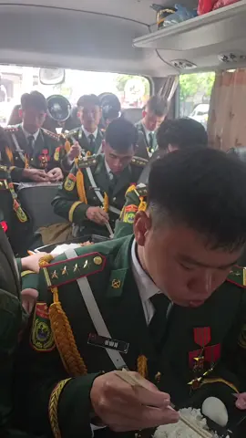 bữa ăn vội của các ae trước khi xuống xe thực hiện nhiệm vụ #A80 #yeunuoc #xuhuong #bodoicuho #bodoibienphong 