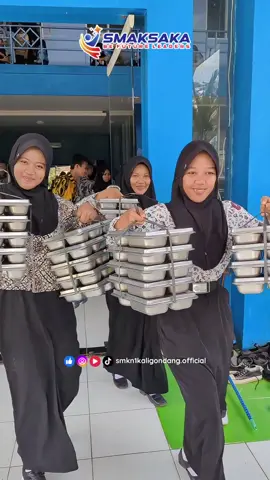 🥗✨ Implementasi Perdana Makan Bergizi Gratis ✨🥗 Kamis, 21 Agustus 2025 — SMK Negeri 1 Kaligondang mulai mendapatkan dan melaksanakan program Makan Bergizi Gratis untuk pertama kalinya. Seluruh siswa menikmati hidangan sehat bergizi seimbang sebagai wujud dukungan pemerintah dalam meningkatkan kesehatan dan konsentrasi belajar. 💡 Perut kenyang, hati senang, belajar pun makin cemerlang! #MakanBergiziGratis #SMKN1Kaligondang #SekolahSehat #GenerasiEmas2045 #PendidikanBerkualitas            
