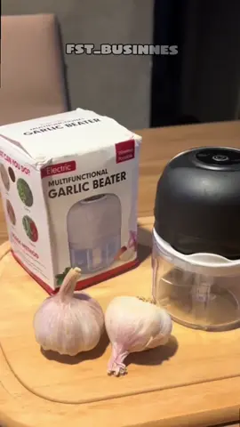 O mini processador que não reclama, não chora com cebola e ainda cabe na palma da mão! Tritura carne, alho, amendoim e até sua preguiça de cozinhar 😂🔪⚡ Recarregável via USB, fácil de limpar e salva seu tempo na cozinha! 🍅🥜🧄 #ChegaDeChorar #CozinhaSemDrama #ViralDoAlho #ChefPreguiçoso #USBNaCozinha  