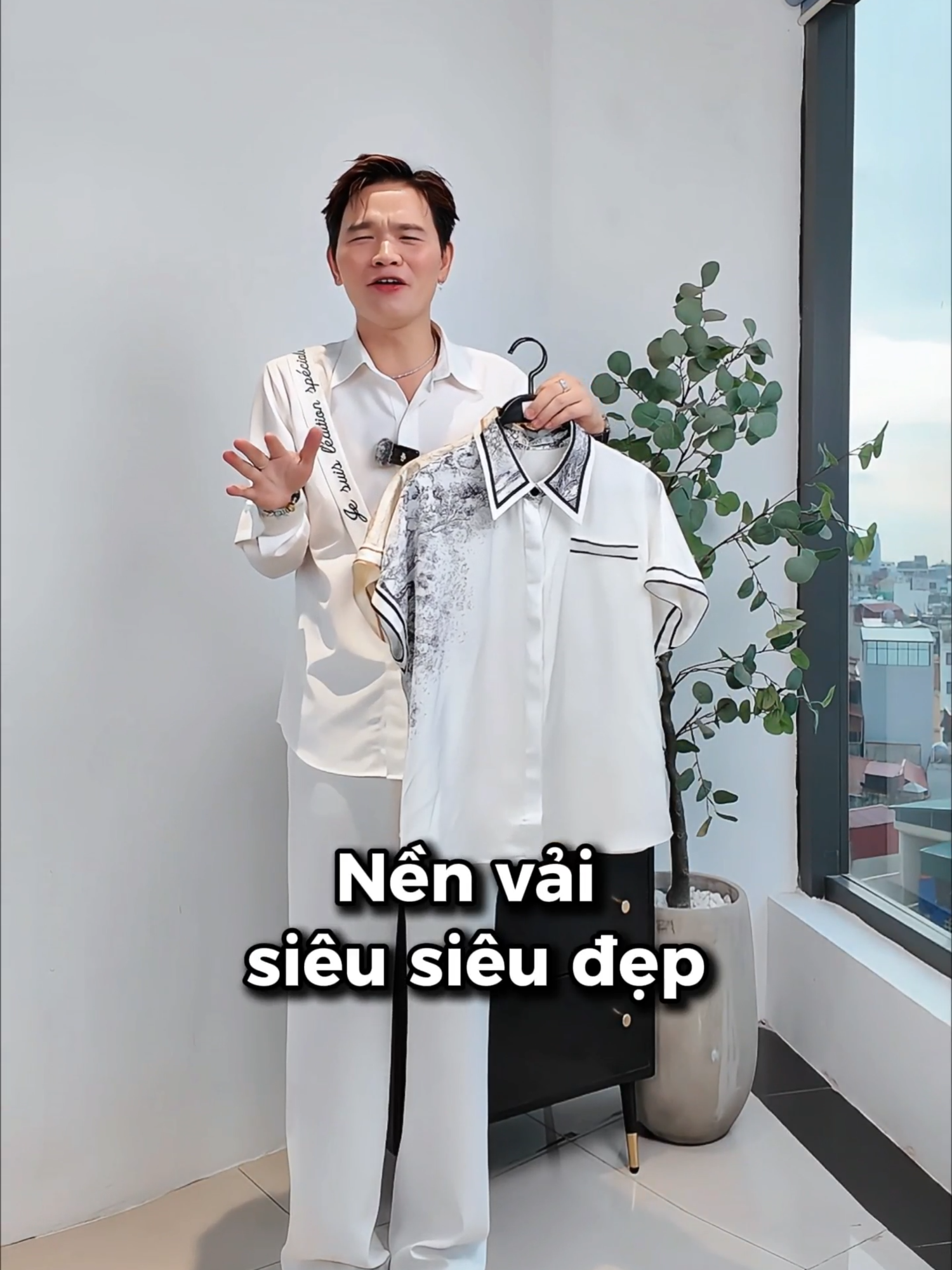 Sự xuất hiện khiến ai ai cũng phải ngoái nhìn!  #cchat #tiktokshop #viral #fashion #aokieunu