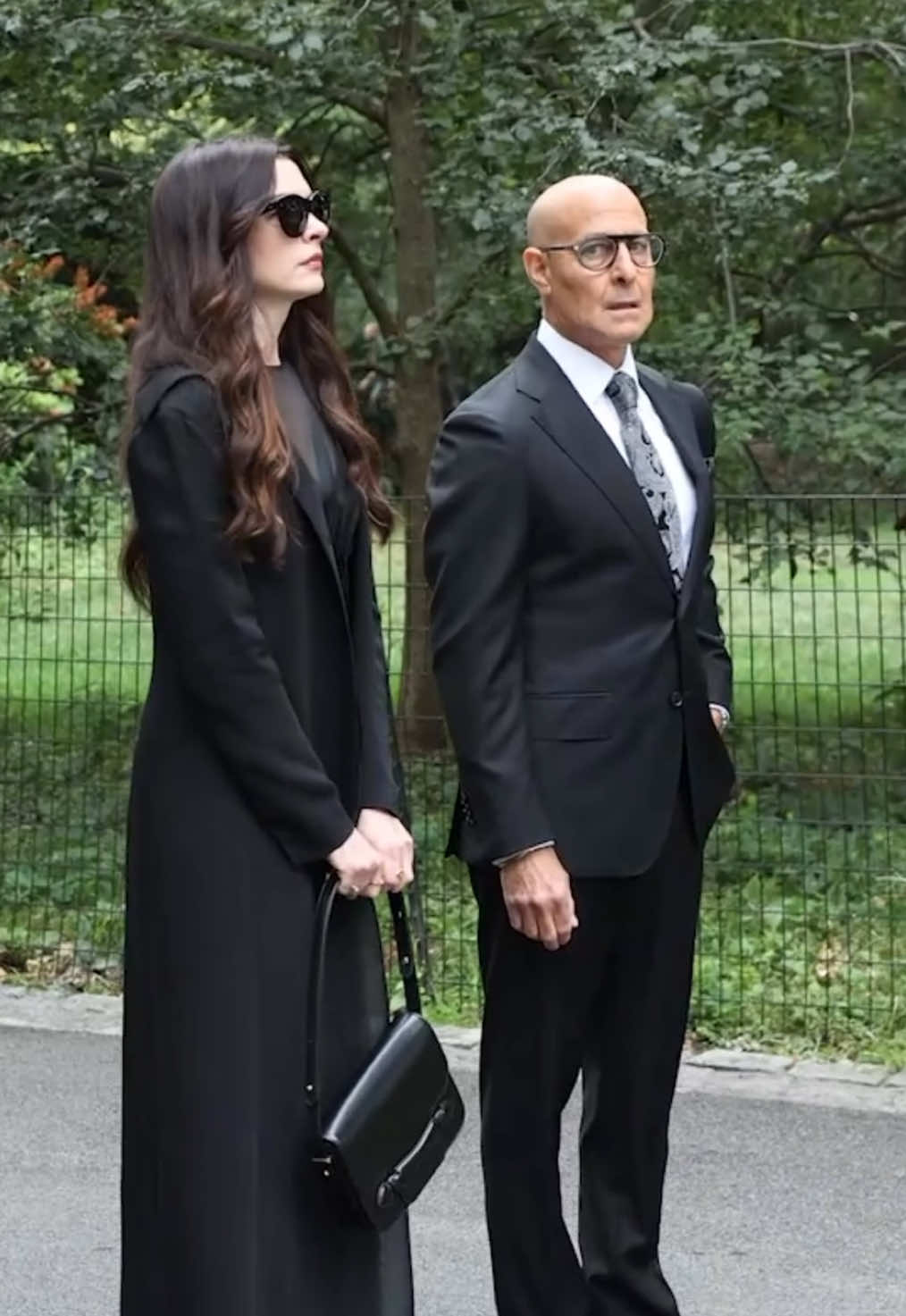 🥺 Alguien va a morir en 'El diablo viste de Prada 2' y el funeral será un desfile de moda encabezado por Anne Hathaway. La actriz, que interpreta a Andrea Sachs, aparece con rostro muy serio luciendo un espectacular diseño negro de Khaite, bolso de Coach y de Mark  Crosss, zapatos de Aquazzura y gafas de Oliver Goldsmith.  Aunque no podemos adelantarnos, los fans ya han visto en este escena un posible gran spoiler: la muerte de Miranda Priestly, interpretado por Meryl Streep. #devilwearsprada #devilwearsprada2 #eldiablosevistedeprada #fashiontiktok #modaentiktok #annehathaway 
