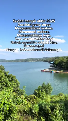 Sejak menikah, kata “Saling” itu penting sekali. Aku dibahagiakan, dan aku juga berusaha membahagiakan. #marriedlife 