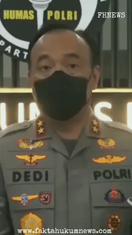Polri Tegaskan Komitmen Lindungi Kebebasan Pers Faktahukumnews – Jakarta. Kepala Divisi Humas Polri periode 31 Oktober 2021 hingga 26 Februari 2023, Irjen Pol Dedi Prasetyo, menegaskan bahwa seluruh anggota Polri wajib memahami dan menghormati tugas-tugas jurnalis. Menurutnya, profesi wartawan dalam menjalankan kerja jurnalistik dilindungi oleh konstitusi serta undang-undang yang berlaku. “Teman-teman jurnalis melaksanakan tugas-tugas jurnalistik dilindungi oleh konstitusi. Tugas mereka memberikan informasi, literasi, dan edukasi kepada masyarakat tentang semua peristiwa dan kejadian di Indonesia,” ujar Irjen Pol Dedi Prasetyo. Ia menekankan, Polri harus mampu bersinergi dan berkomunikasi dengan baik bersama insan pers, serta memberikan perlindungan kepada jurnalis yang sedang bekerja di lapangan. Sebaliknya, tindakan intervensi maupun pelanggaran hukum terhadap wartawan tidak boleh dilakukan oleh aparat. “Seluruh anggota Polri harus mampu bersinergi, mampu berkomunikasi, dan justru melindungi rekan-rekan media dalam melaksanakan tugas jurnalistik. Jangan sebaliknya, melakukan intervensi atau tindakan lain yang melanggar hukum,” tegasnya. Irjen Dedi juga memastikan bahwa pimpinan Polri berkomitmen menindak tegas setiap anggota yang terbukti menghalangi atau melanggar hukum terhadap kebebasan pers. Langkah ini, menurutnya, menjadi bukti keseriusan Polri dalam menjaga profesionalisme serta menjalin kemitraan strategis dengan media massa. Pernyataan tersebut disampaikan Irjen Pol Dedi Prasetyo dalam sebuah video yang diunggah Humas Polri pada tahun 2023 lalu. Video ini hingga kini sering digunakan kembali oleh rekan-rekan jurnalis sebagai pengingat bahwa pernyataan tersebut pernah secara resmi disampaikan oleh Kadiv Humas Polri. Dasar Hukum Kebebasan Pers 1. Pasal 28F UUD 1945: “Setiap orang berhak untuk berkomunikasi dan memperoleh informasi untuk mengembangkan pribadi dan lingkungan sosialnya, serta berhak untuk mencari, memperoleh, memiliki, menyimpan, mengolah, dan menyampaikan informasi dengan menggunakan segala jenis saluran yang tersedia.” 2. Undang-Undang Nomor 40 Tahun 1999 tentang Pers: Pasal 4 ayat (1): “Kemerdekaan pers dijamin sebagai hak asasi warga negara.” Pasal 4 ayat (3): “Untuk menjamin kemerdekaan pers, pers mempunyai hak mencari, memperoleh, dan menyebarluaskan gagasan dan informasi.” Dengan dasar hukum tersebut, keberadaan jurnalis dalam menjalankan tugas jurnalistik memiliki legitimasi yang kuat dan tidak boleh dihalangi oleh siapapun, termasuk aparat penegak hukum. #Polripresisi  #Mediaindonesia  #SinergiPolri-MediaIndonesia