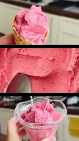 Copilul tău va adora această înghețată ❤️! Una dintre cele mai simple rețete de înghețate pentru copii pe care o devorează și adulții 😍 Are o textură cremoasă și asemănătoare de sorbet - am servit-o și în cornet de înghețată și în pahar, fiecare cum preferă 😍 Am amestecat o pungă de căpșune înghețată (400g), jumătate de lime și o cutie de lapte de cocos (250ml), apoi am pus totul în caserola la congelator - după vreo 30 min are textură din video.  #icecream #recipes #toddlerfood #kidsfoodideas #motherhood 