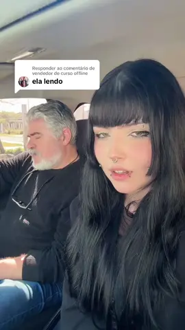 Respondendo a @vendedor de curso offline vcs sao chatos pkrl, eu n tava lendo so tava olhando p baixo