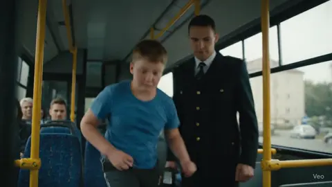 Autobus jeszcze stoi, a on już się wytacza 😂 #xd #funny #dlaciebie #fyp #veo 