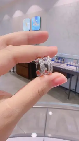 Bông tai ý chạm khắc 18k PNJ mẫu mới ạ. ❤️❤️❤️#pnj874phuriengdo #pnj #thinhhanh #xuhuongtiktok 