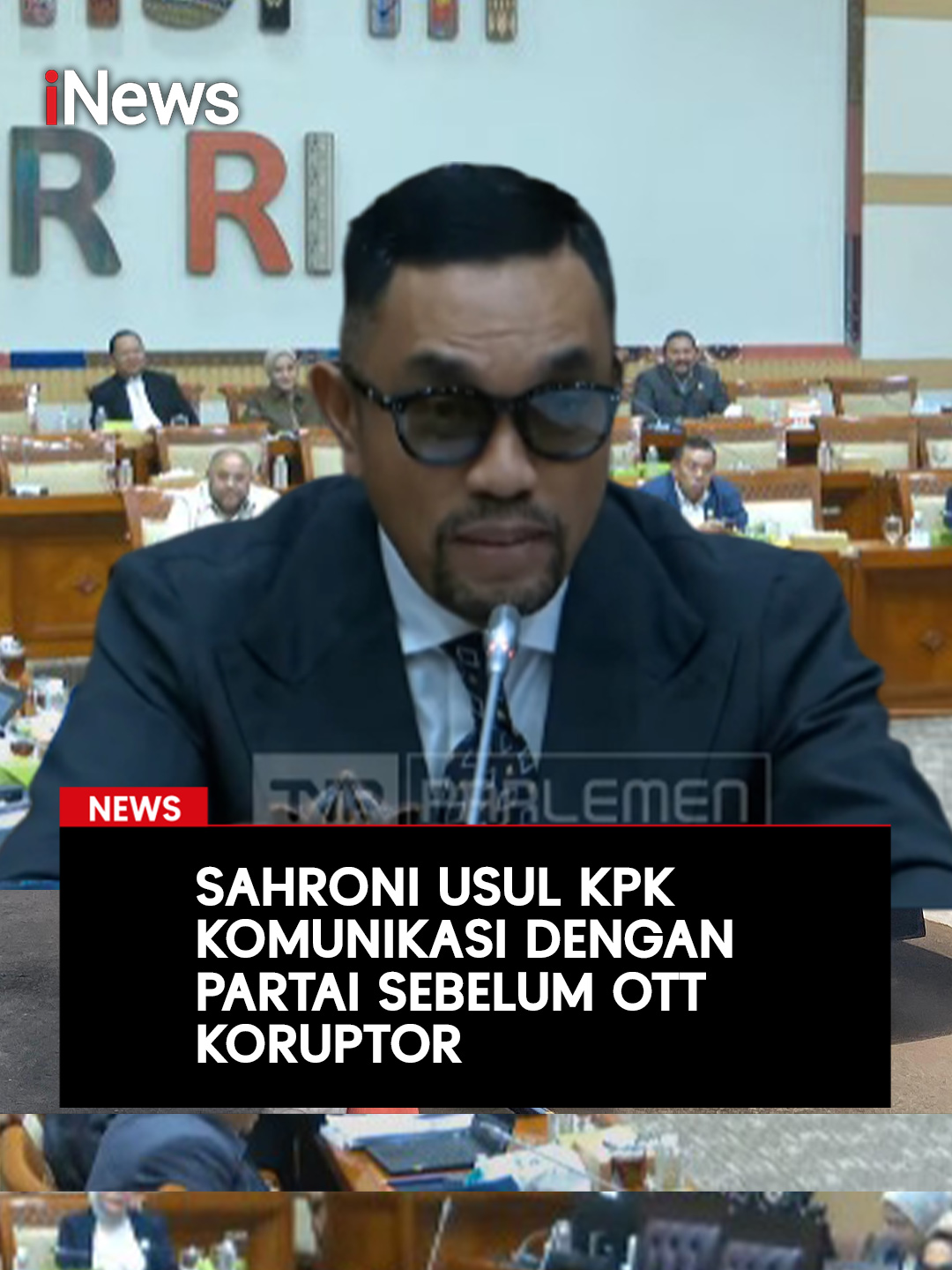 Wakil Ketua Komisi III DPR Ahmad Sahroni mengusulkan Ketua Komisi Pemberantasan Korupsi (KPK) Setyo Budiyanto melakukan komunikasi. Khususnya kepada pimpinan partai sebelum menangkap seorang koruptor. Hal itu disampaikan Sahroni dalam rapat kerja Komisi III DPR dengan pimpinan KPK, Senayan, Jakarta, Rabu (20/8/2025).  Menurut Sahroni, komunikasi tersebut penting agar tidak menimbulkan kesalahpahaman antara KPK dan partai politik, sekaligus menjaga agar langkah pemberantasan korupsi tetap berjalan efektif namun tidak menimbulkan kegaduhan politik. Baca selengkapnya hanya di  https://www.inews.id/news #iNews #KPK #OTT #Partai #Korupsi #Sahroni