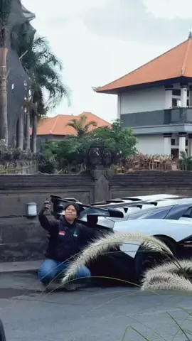 SIAPA LAGI YANG MAU FOTO DI LAMBORGHINI SAYA? 🔥🤩   Saya melakukan kegiatan baik di Bali, di Jakarta dan di kota-kota lainnya di Indonesia. Saya sarankan kalian agar melakukan kegiatan baik juga! 🫶🏼 #terimakasih #berkah #berbagi #kebaikan 