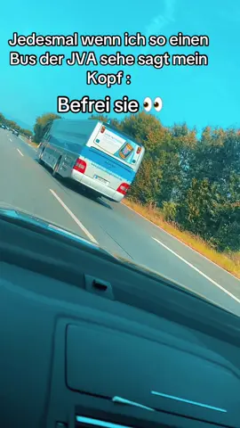 Immer wenn ich so einen Bus auf der Autobahn sehe, kommen die Hollywood Gedanken, Pläne werden geschmiedet wie ich den Bus stoppe und eine Befreiungsaktion starte. Bin ich der einzige ? #viral #foru #videoviral #fyp #foryou 